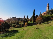 19  Sulla soleggiata 'Salita dello Scorlazzino' con vista sul Tempio dei Caduti 